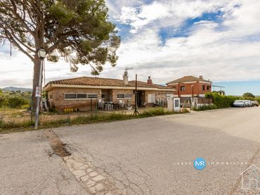 Casa rústica con piscina en venta en Carrer Madrid
