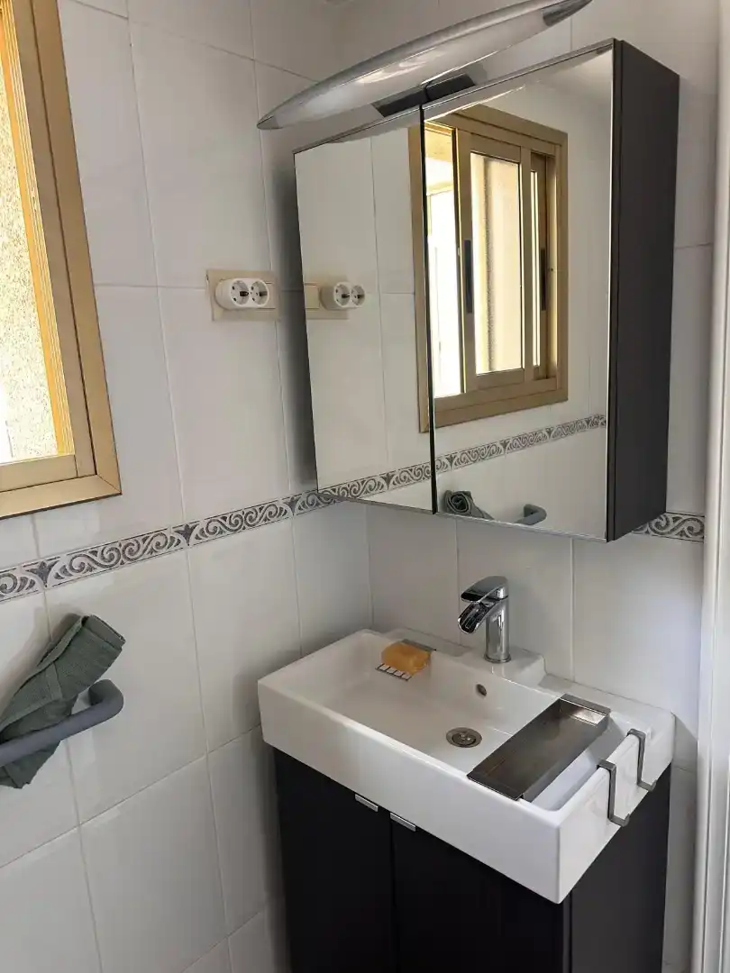 Baño de Piso de alquiler en La Manga del Mar Menor con Jardín privado, Piscina y Amueblado