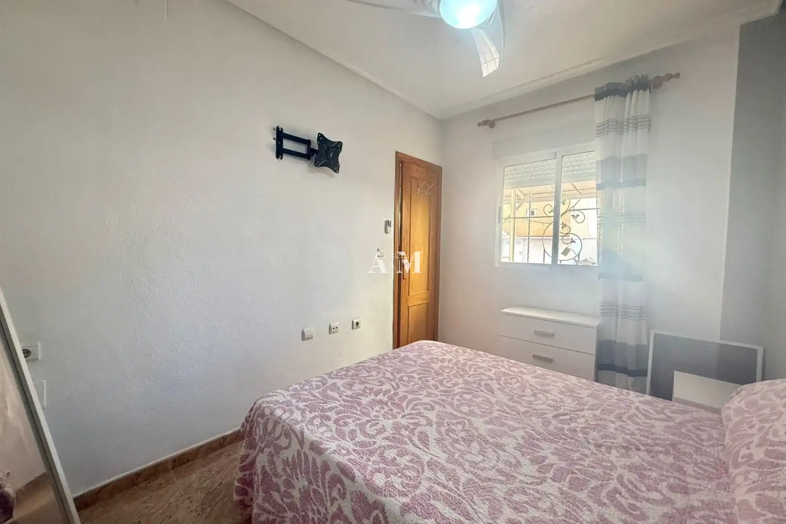 Dormitori de Apartament de lloguer en Torrevieja amb Aire condicionat, Calefacció i Moblat