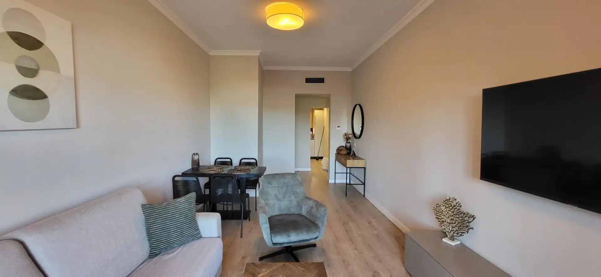 Sala d'estar de Apartament en venda en Benahavís amb Aire condicionat, Calefacció i Jardí privat
