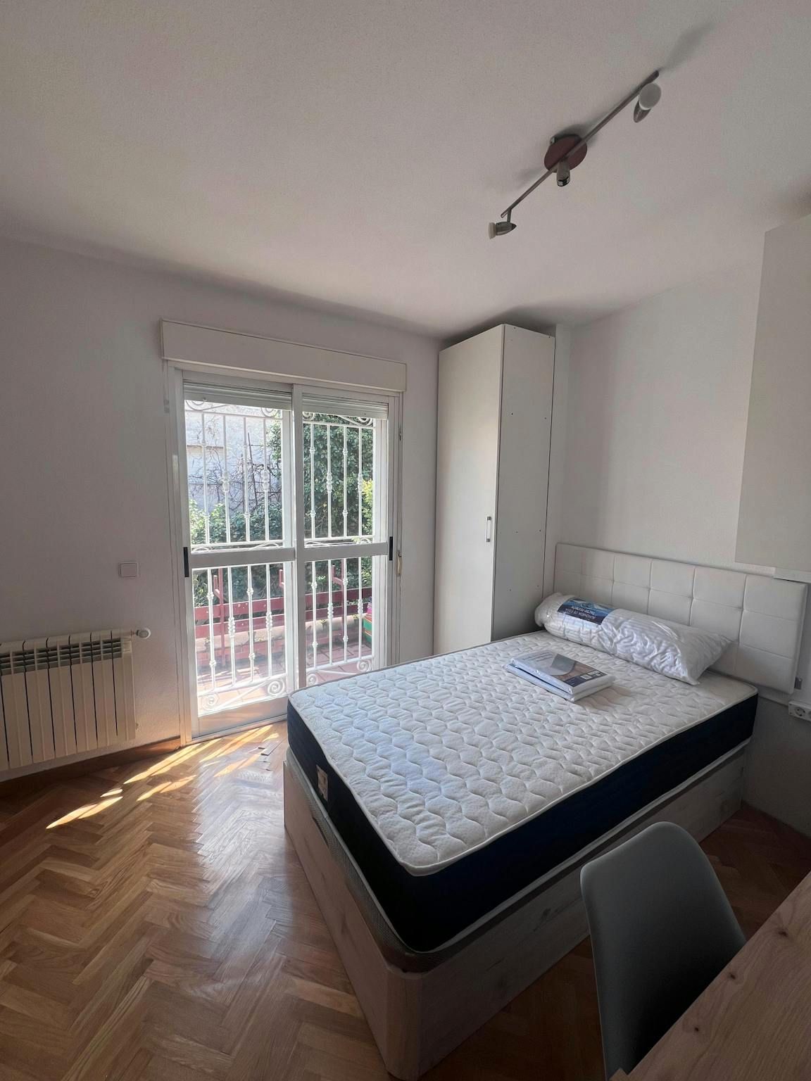 Bedroom of Flat to share in  Madrid Capital  with Air Conditioner, Heating and Private garden