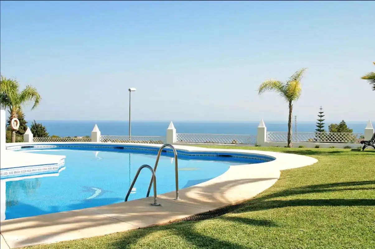 Schwimmbecken von Einfamilien-Reihenhaus zum Verkauf in Nerja mit Klimaanlage, Heizung und Privatgarten