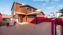 Vista exterior de Casa o xalet en venda en Las Palmas de Gran Canaria amb Aire condicionat, Jardí privat i Terrassa