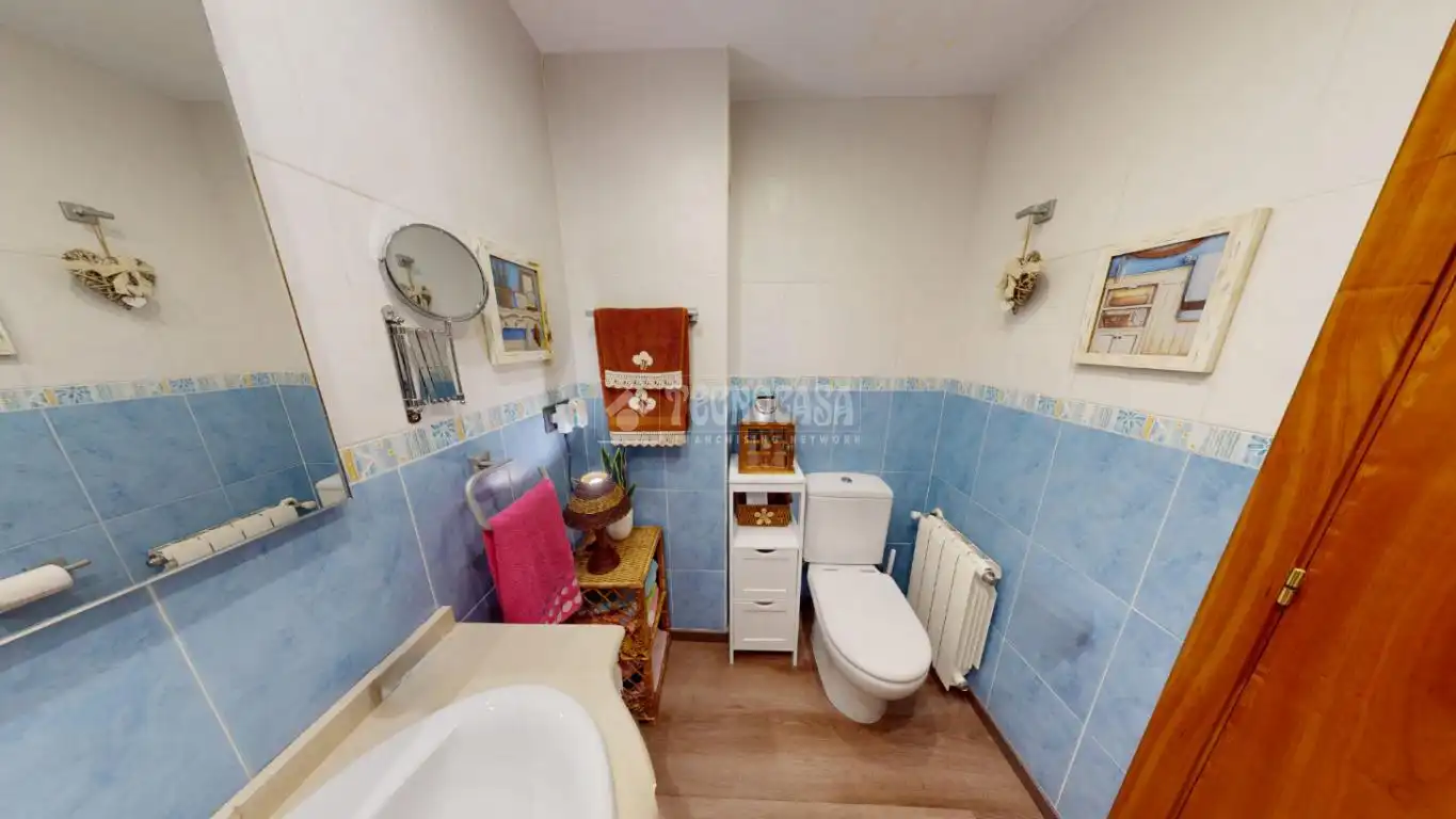 Bathroom of Flat for sale in Valencia  with Air Conditioner, Heating and Balcony