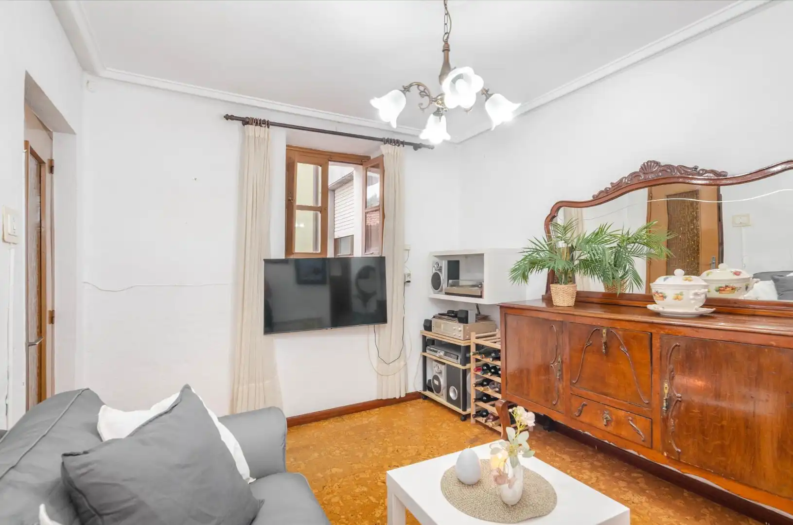 Sala d'estar de Casa o xalet en venda en Oviedo  amb Calefacció, Jardí privat i Terrassa