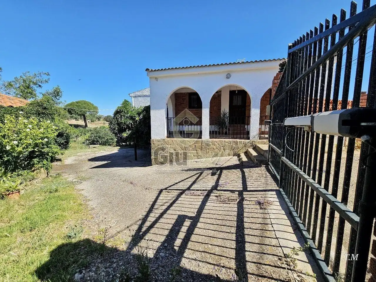 Vista exterior de Casa o xalet en venda en Cáceres amb Jardí privat