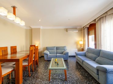 Casa con balcón en venta en Calle Jovellanos 11