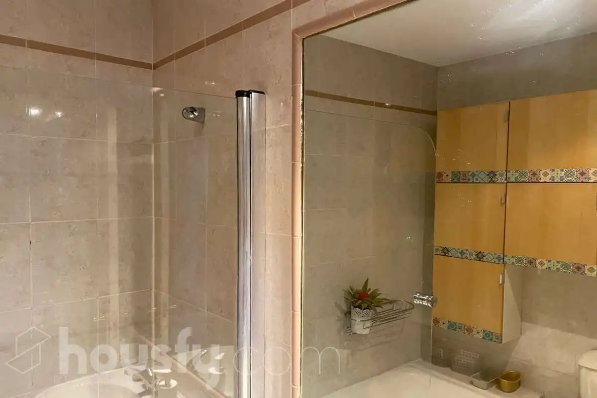 Badezimmer von Wohnung zur Miete in Sevilla mit Klimaanlage, Heizung und Terrasse