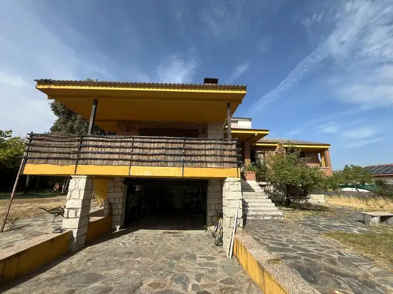 Vista exterior de Casa o chalet en venta en Cazalegas con Piscina