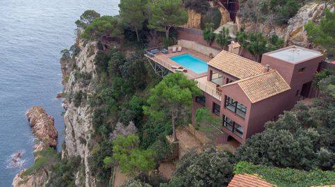 EXCLUSIVA VILLA EN VENTA CON PISCINA PRIVADA Y VISTAS AL MAR EN AIGUABLAVA, BEGUR