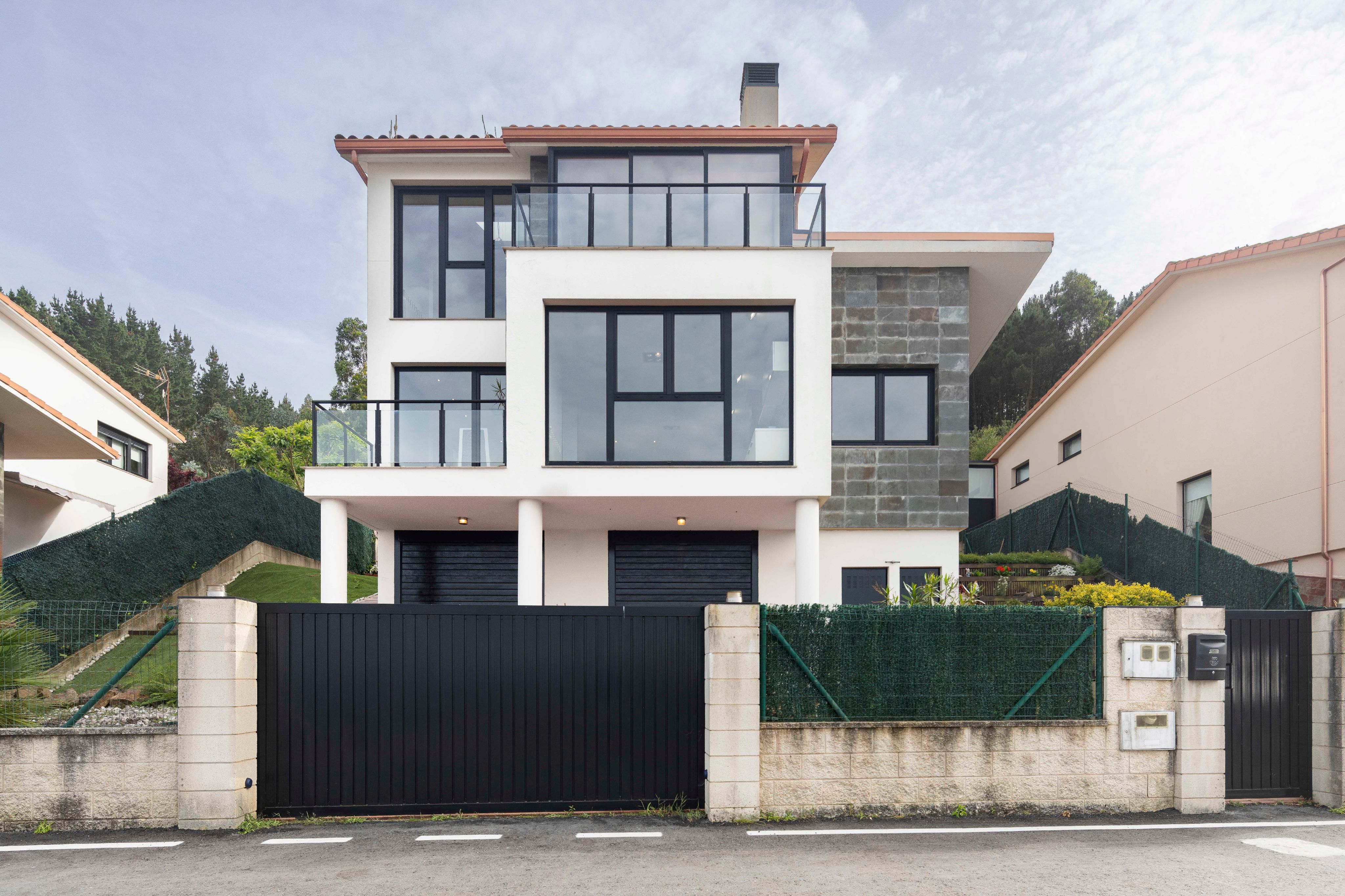 Vista exterior de Casa o xalet en venda en Arteixo amb Calefacció, Jardí privat i Parquet