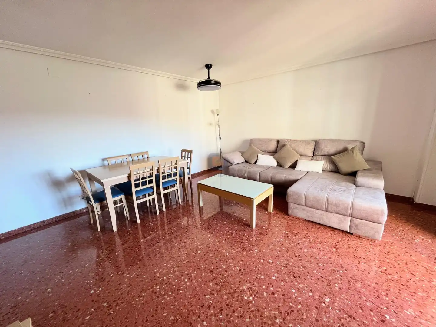 Sala de estar de Piso en venta en Alicante / Alacant con Jardín privado, Terraza y Piscina comunitaria