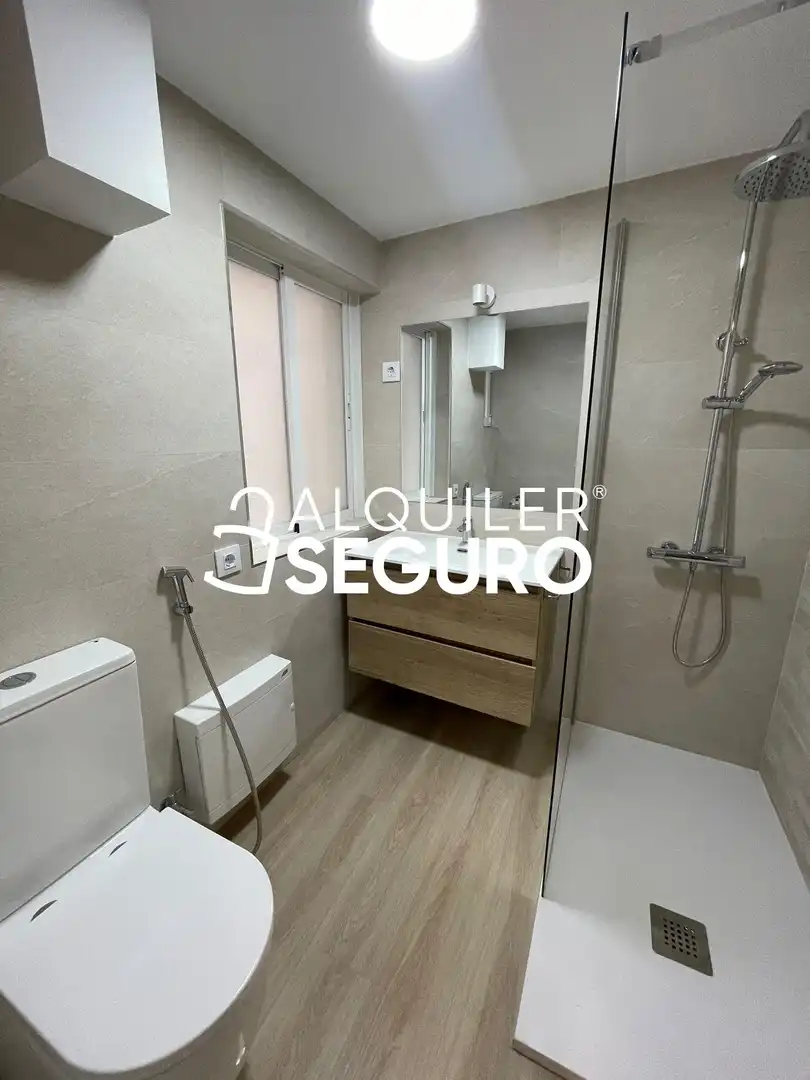 Baño de Piso de alquiler en Madrid con Aire acondicionado, Calefacción y Amueblado