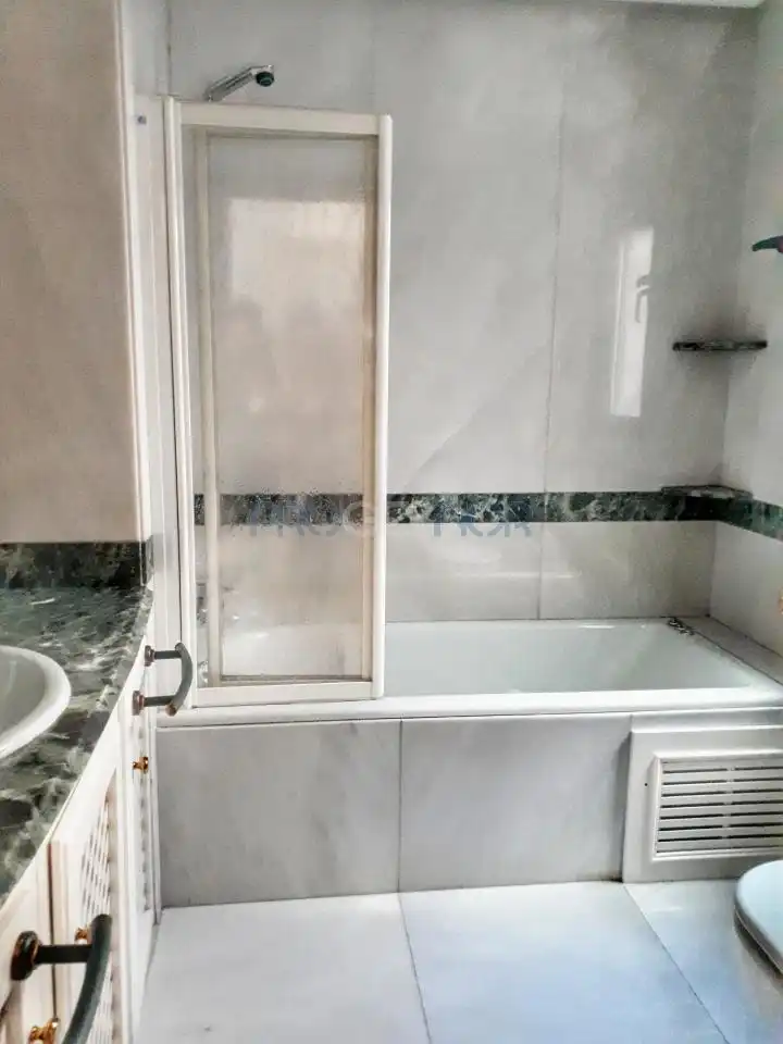 Bathroom of Duplexes for rent in León Capital   with Heating and Parquet flooring
