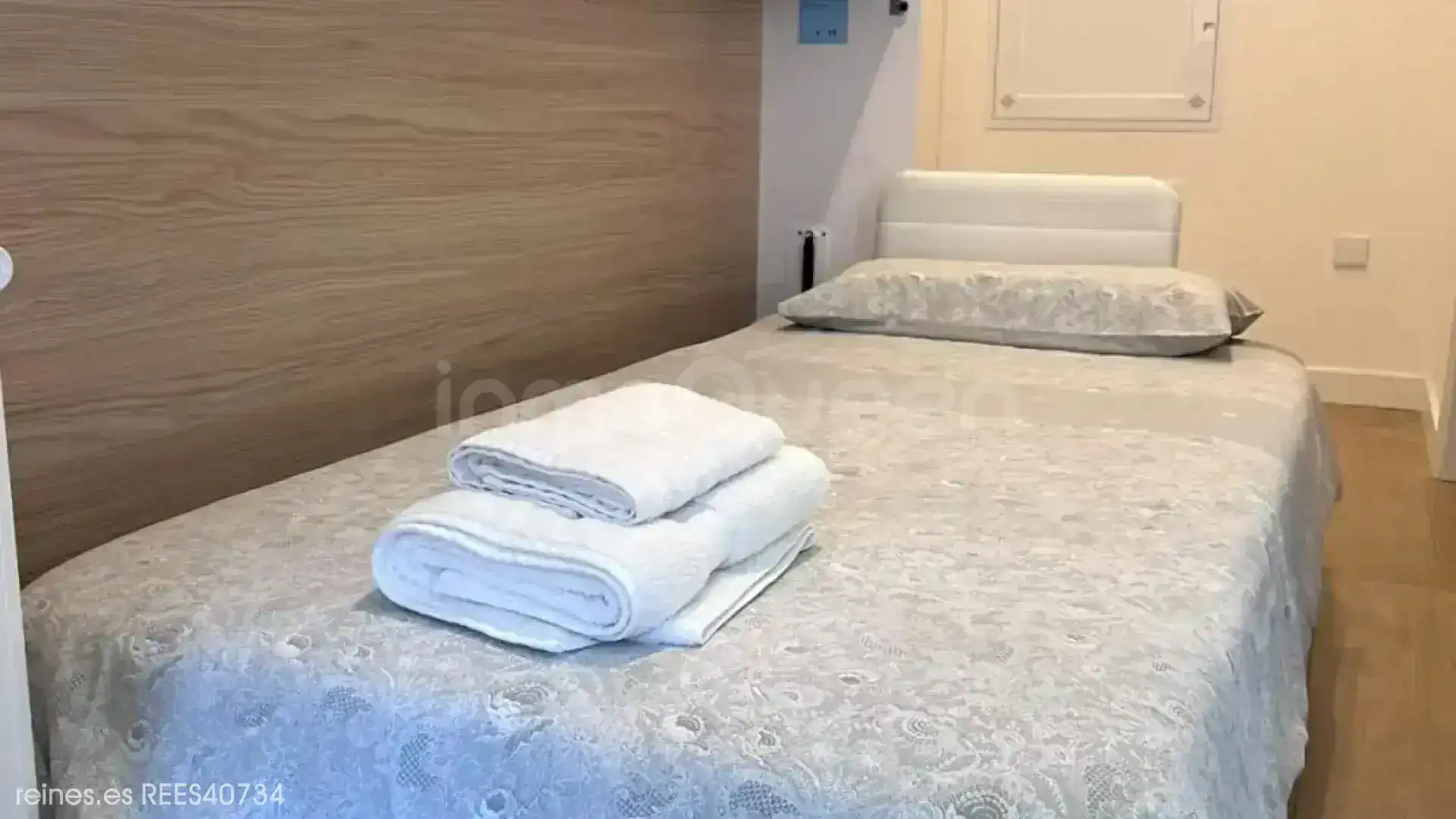 Dormitori de Apartament de lloguer en Llanes amb Calefacció i Moblat