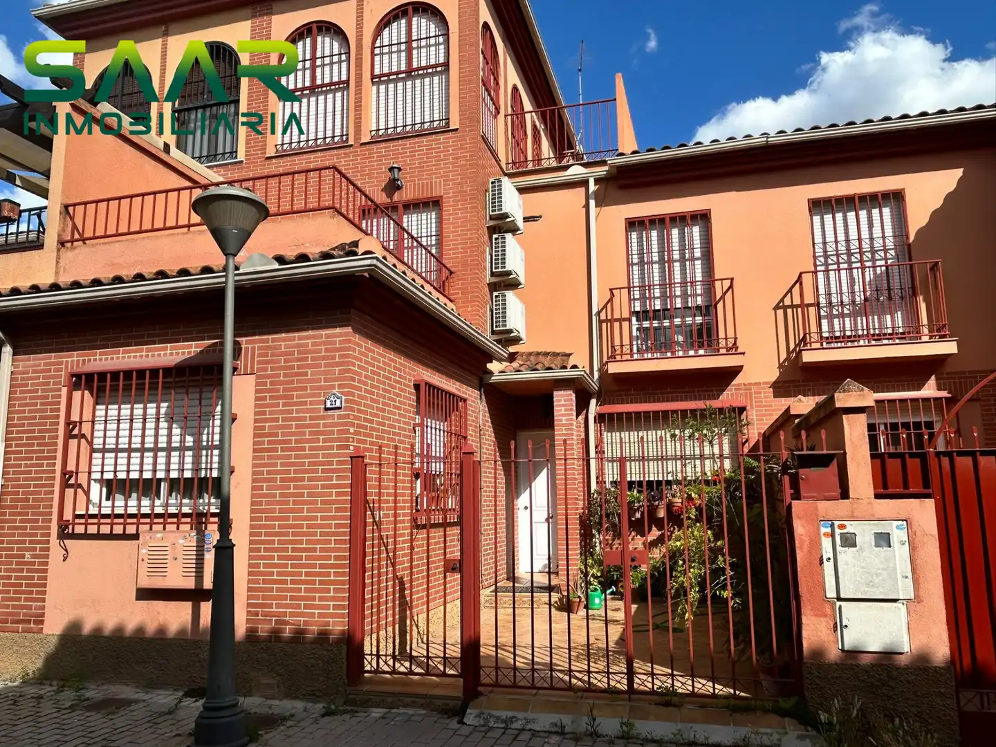 Vista exterior de Casa adosada en venta en Granada con Aire acondicionado, Calefacción y Terraza
