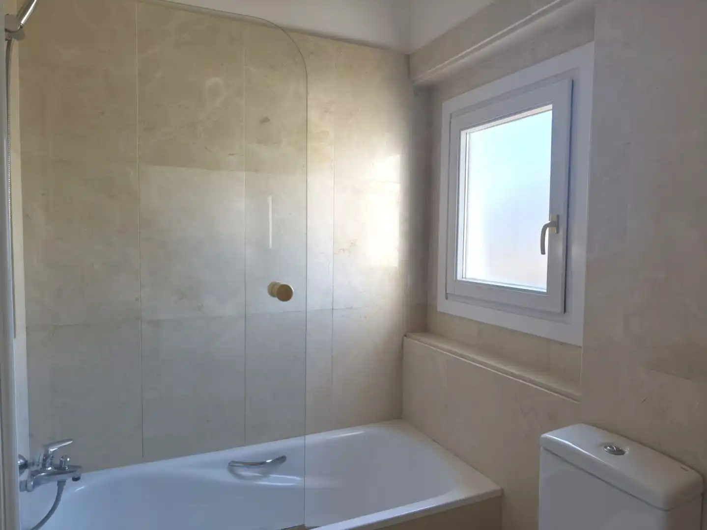 Baño de Casa adosada de alquiler en Sotogrande con Aire acondicionado, Calefacción y Terraza