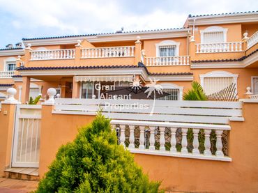 Adosado con balcón en venta en Avenida de Polonia