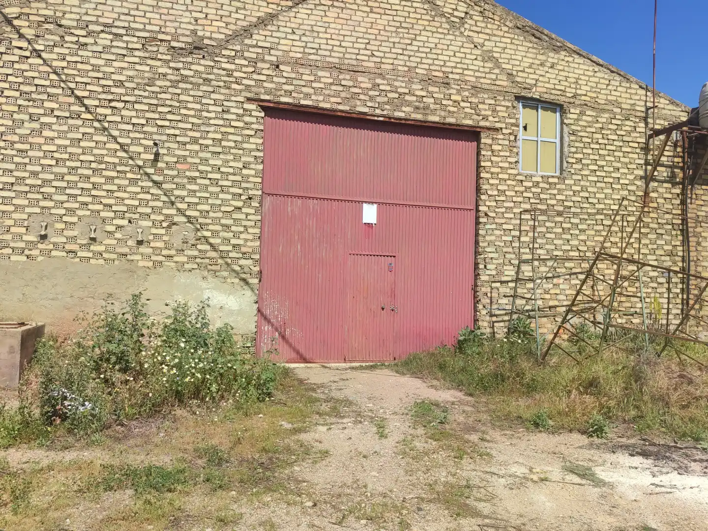 Vista exterior de Nave industrial en venta en Utrera