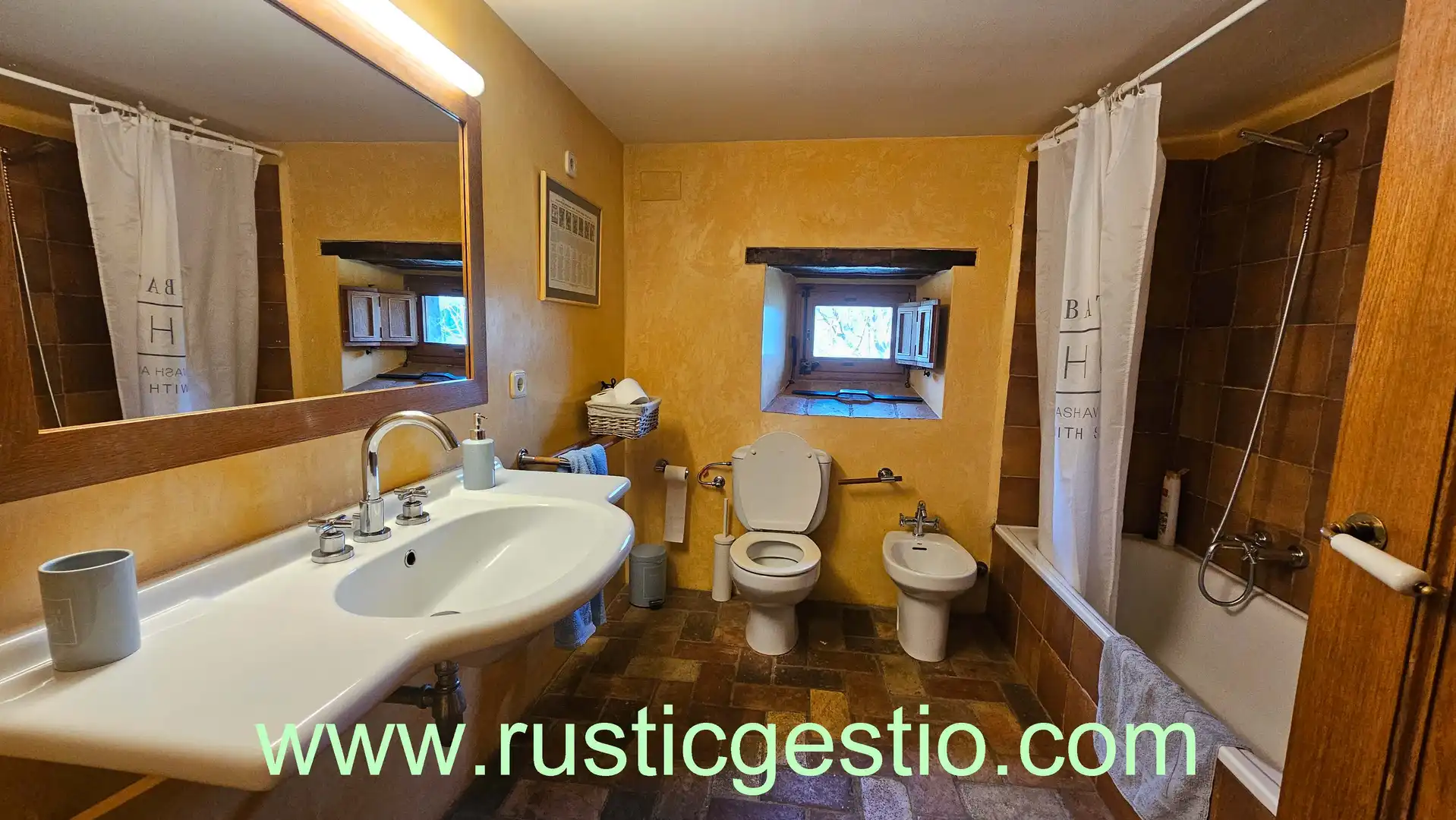 Badezimmer von Country house zum Verkauf in La Vall d'en Bas mit Heizung, Privatgarten und Parkett