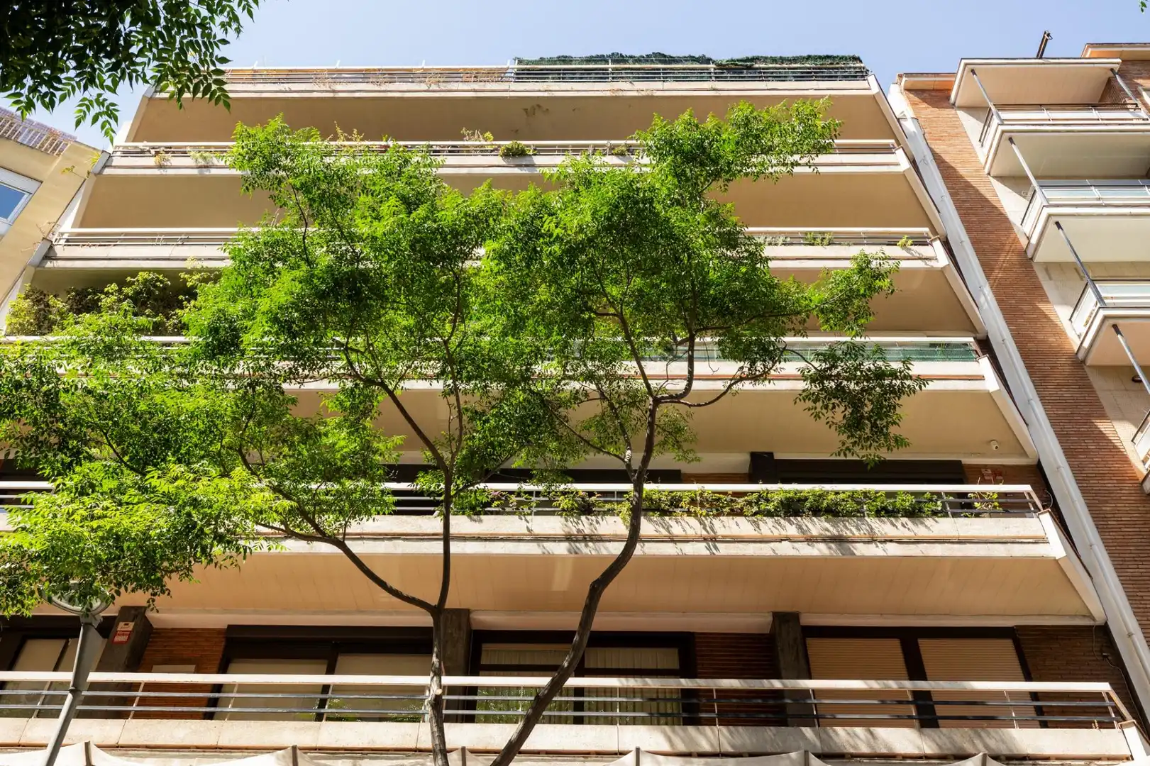 Vista exterior de Pis en venda en Barcelona amb Calefacció, Terrassa i Balcó