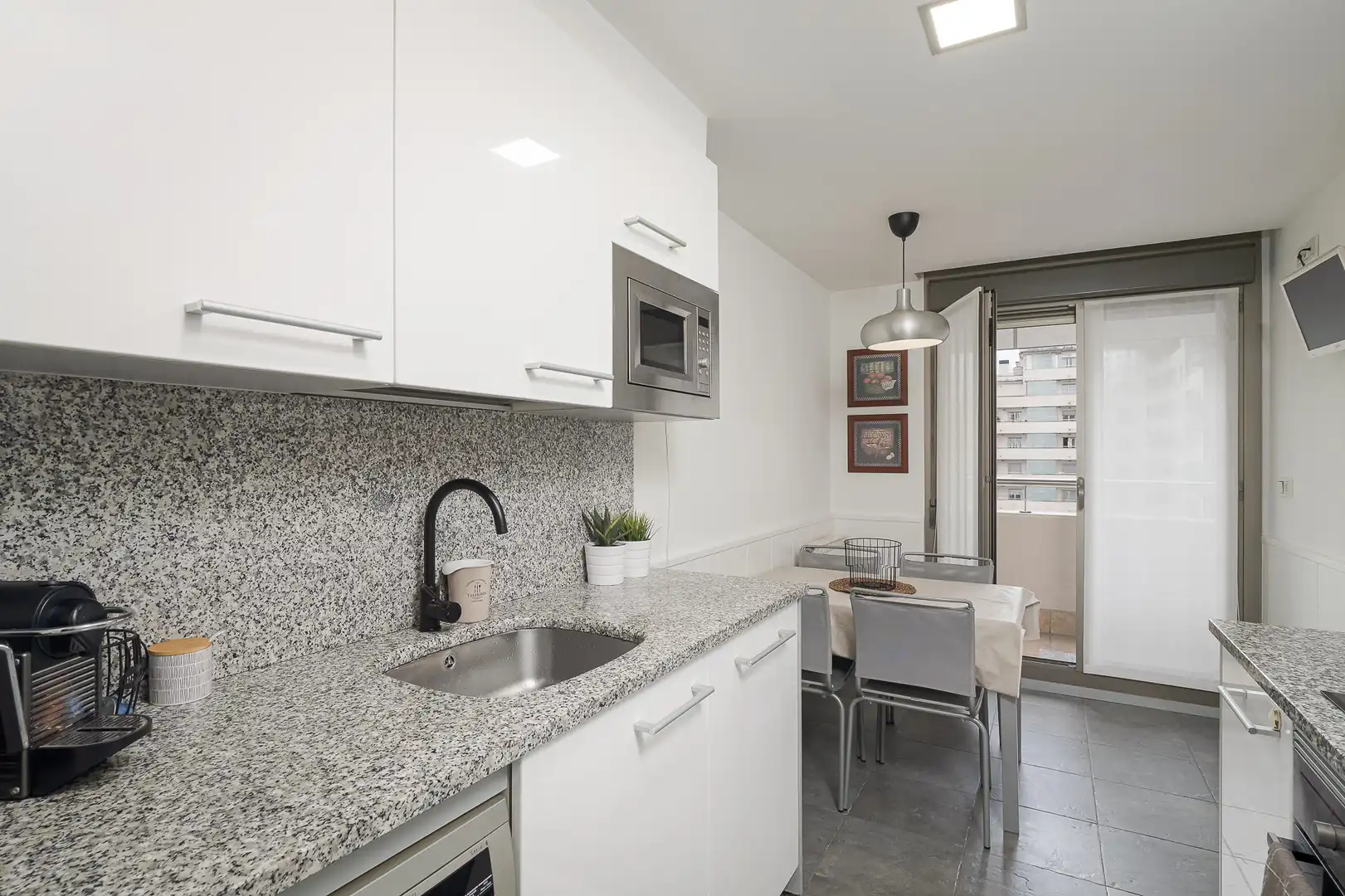 Küche von Wohnung zum Verkauf in Donostia - San Sebastián  mit Heizung, Terrasse und Ofen
