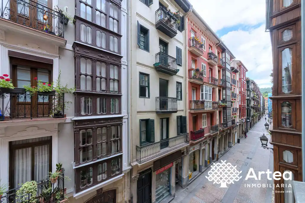 Vista exterior de Piso en venta en Bilbao  con Balcón y Alarma