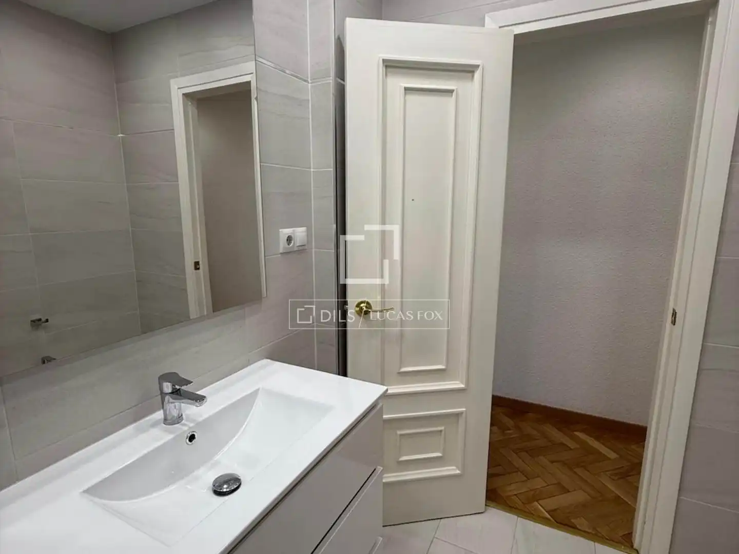Bathroom of Flat for rent in Madrid  with Air Conditioner, Heating and Private garden