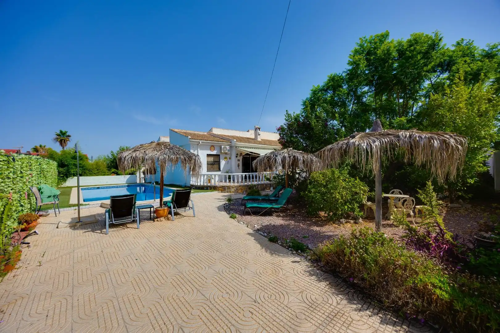 Vista exterior de Casa o xalet en venda en Torrevieja amb Aire condicionat, Jardí privat i Terrassa