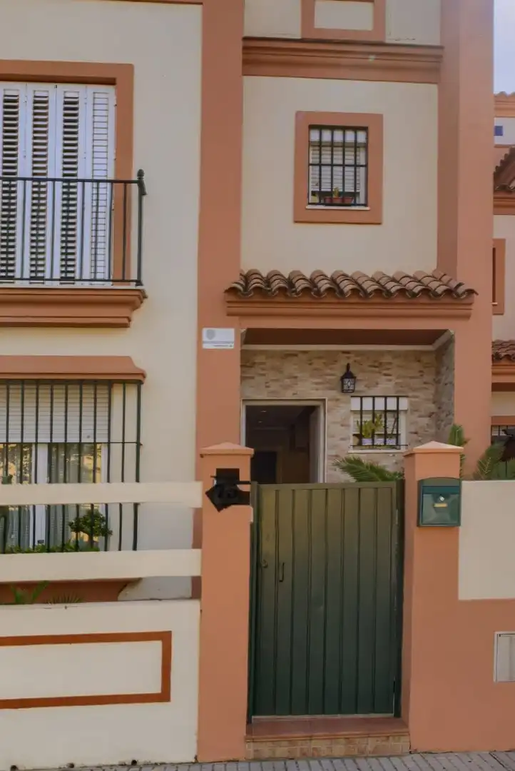 Vista exterior de Casa adosada en venta en Dos Hermanas