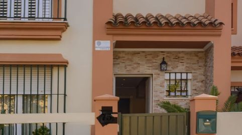 Foto 2 de Casa adosada en venta en Calle Luis Cernuda #75, Arco Norte - Avda. España, Dos Hermanas