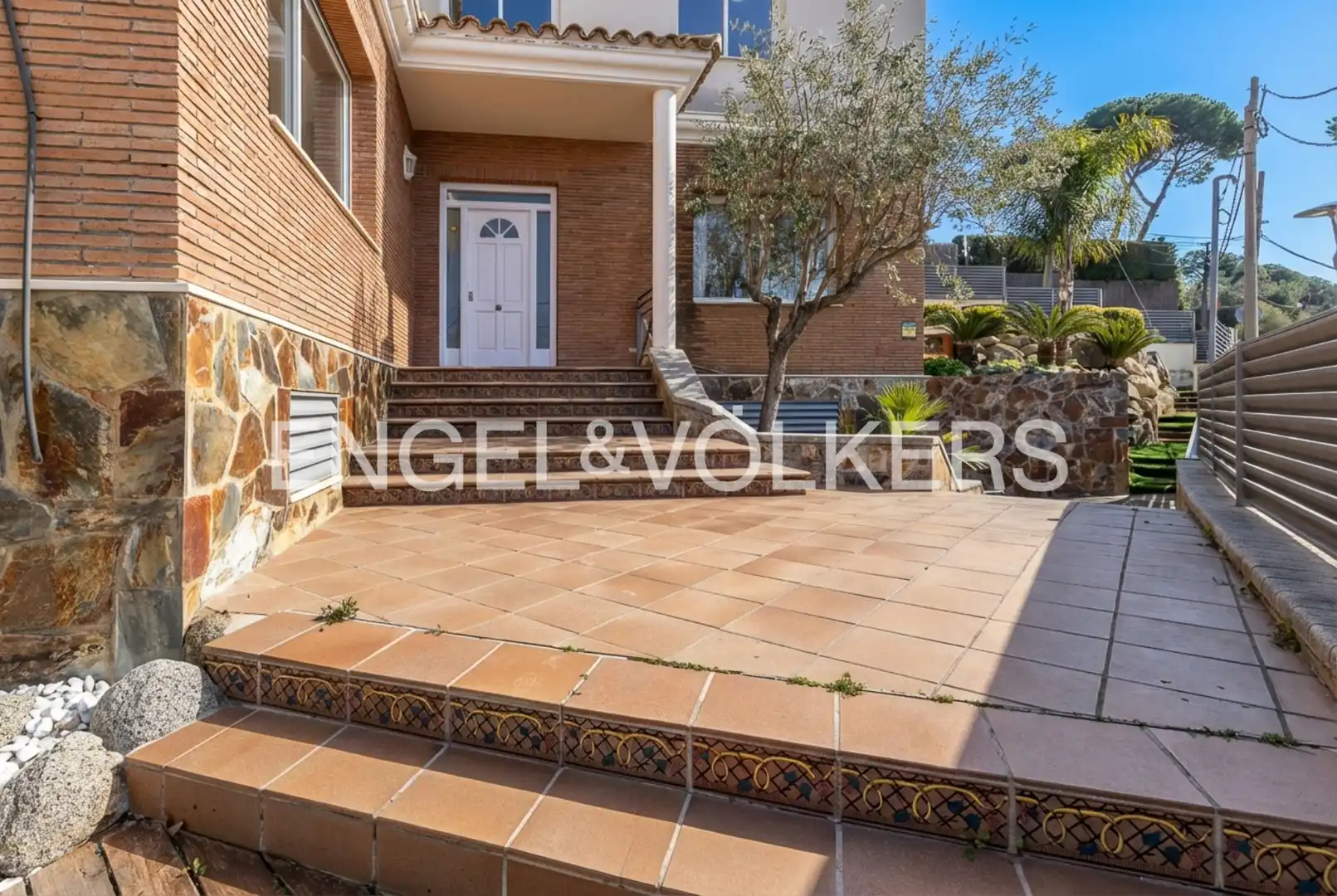 Vista exterior de Casa o xalet de lloguer en Premià de Dalt amb Aire condicionat, Calefacció i Jardí privat