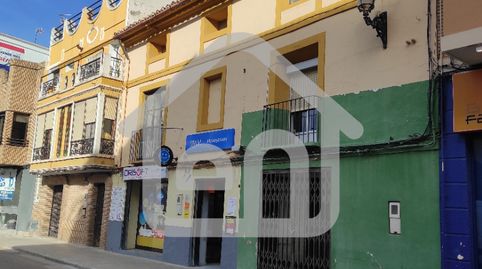 Edificio con 2 Viviendas y 3 Locales Comerciales en Calle Constitución, Requena, imagen 3