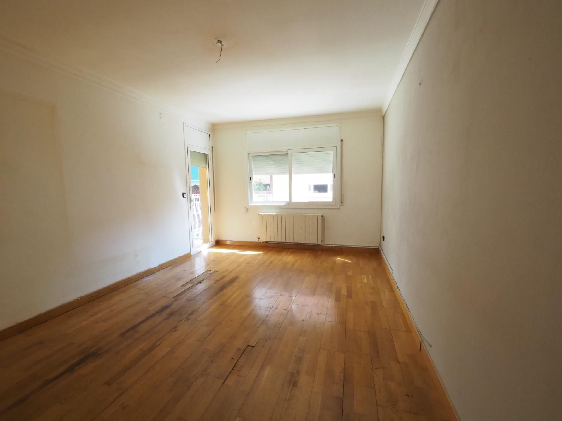 Living room of Flat for sale in Cerdanyola del Vallès  with Heating, Parquet flooring and Balcony