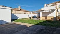 Vista exterior de Casa o xalet en venda en Chiclana de la Frontera amb Jardí privat, Terrassa i Traster