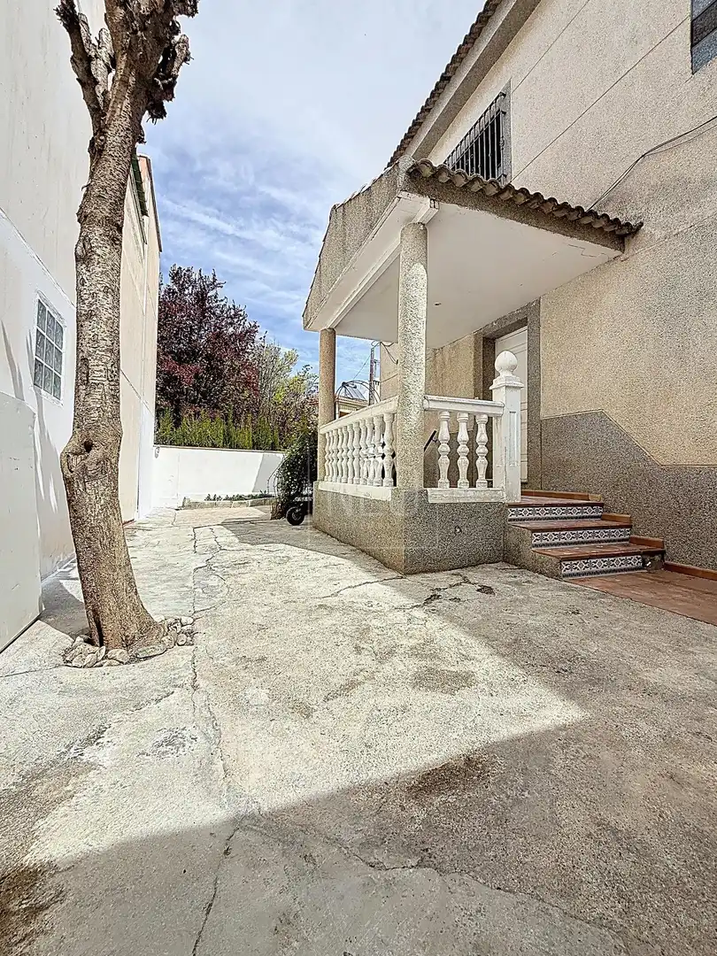 Vista exterior de Casa adosada en venda en Vegas del Genil amb Aire condicionat i Balcó