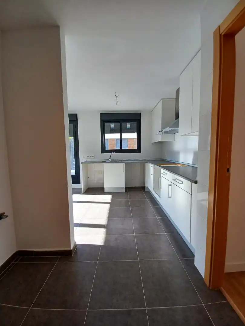 Cuina de Casa adosada en venda en Paracuellos de Jarama amb Calefacció, Jardí privat i Parquet
