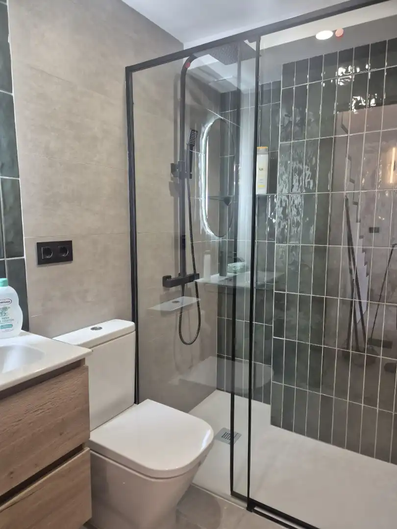 Badezimmer von Wohnungen zur Miete in Sevilla mit Klimaanlage und Möbliert