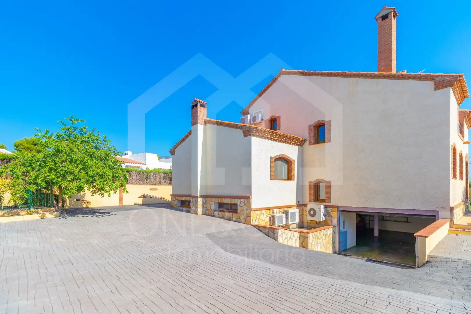 Vista exterior de Casa o xalet en venda en Mont-roig del Camp amb Aire condicionat, Calefacció i Jardí privat