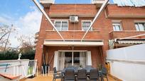 Vista exterior de Casa adosada en venda en Viladecans amb Jardí privat, Terrassa i Piscina