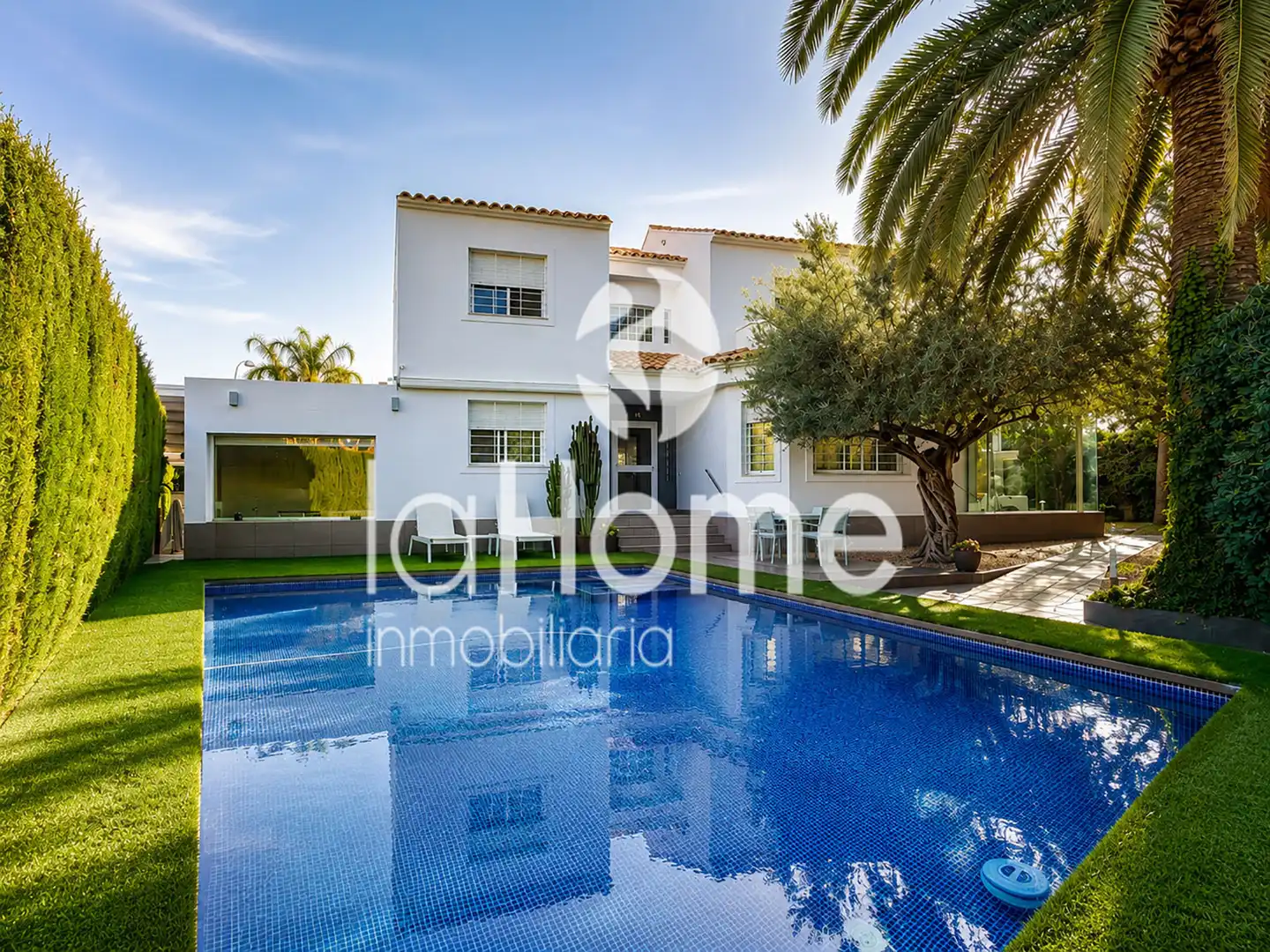 Vista exterior de Casa o xalet en venda en L'Eliana amb Aire condicionat, Calefacció i Jardí privat