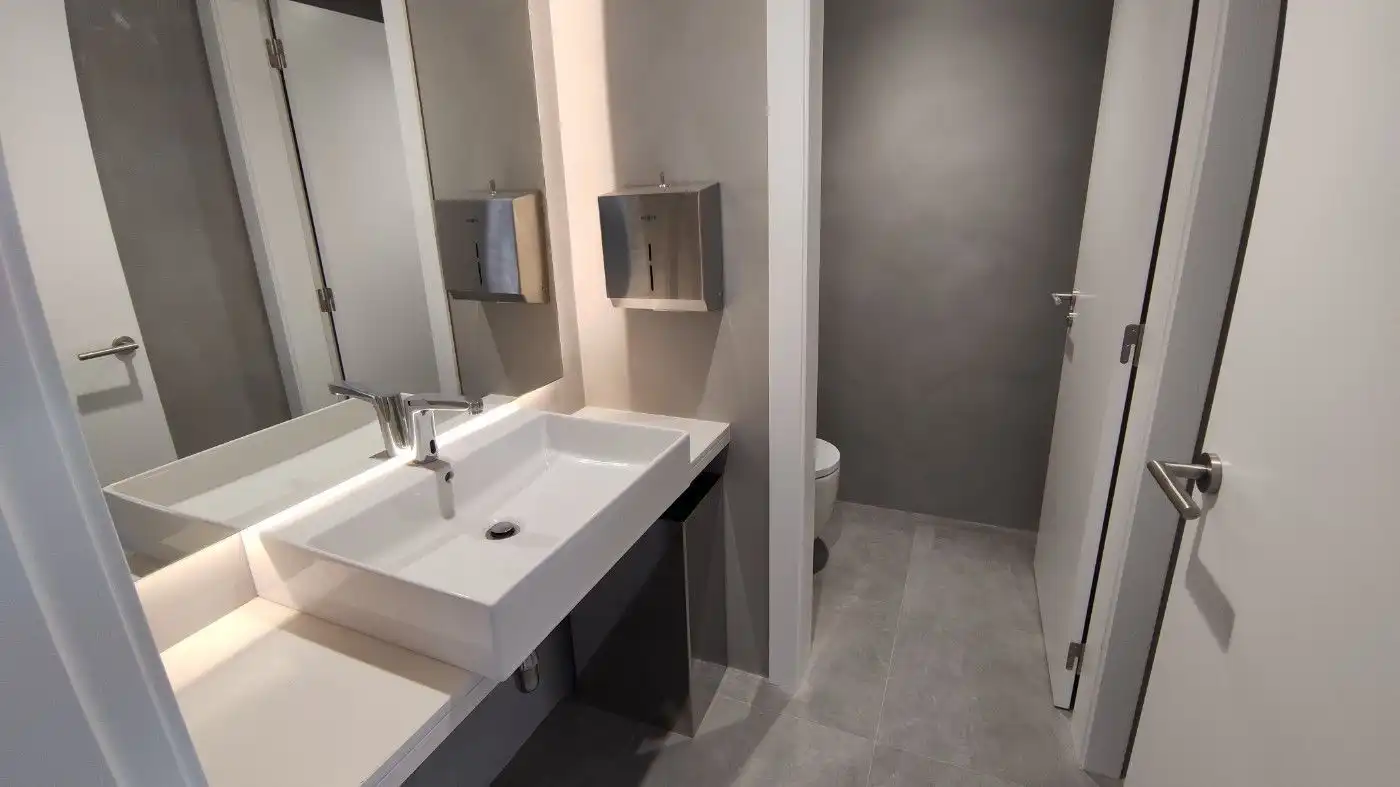 Badezimmer von Büro zur Miete in Barcelona mit Heizung