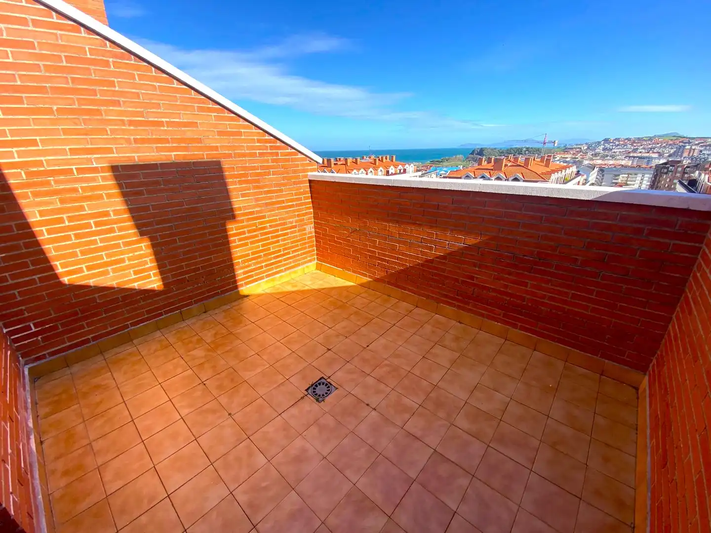 Terrassa de Casa adosada en venda en Castro-Urdiales amb Calefacció, Parquet i Terrassa