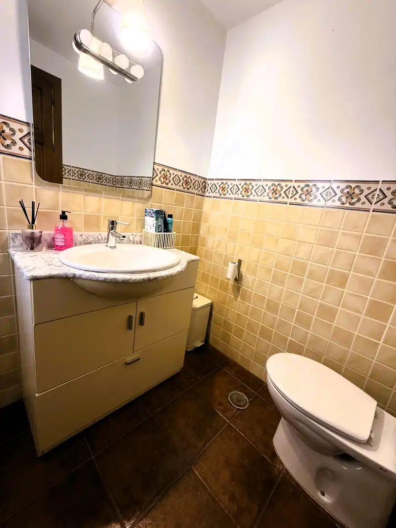 Bany de Casa o xalet en venda en La Rinconada amb Aire condicionat, Jardí privat i Piscina