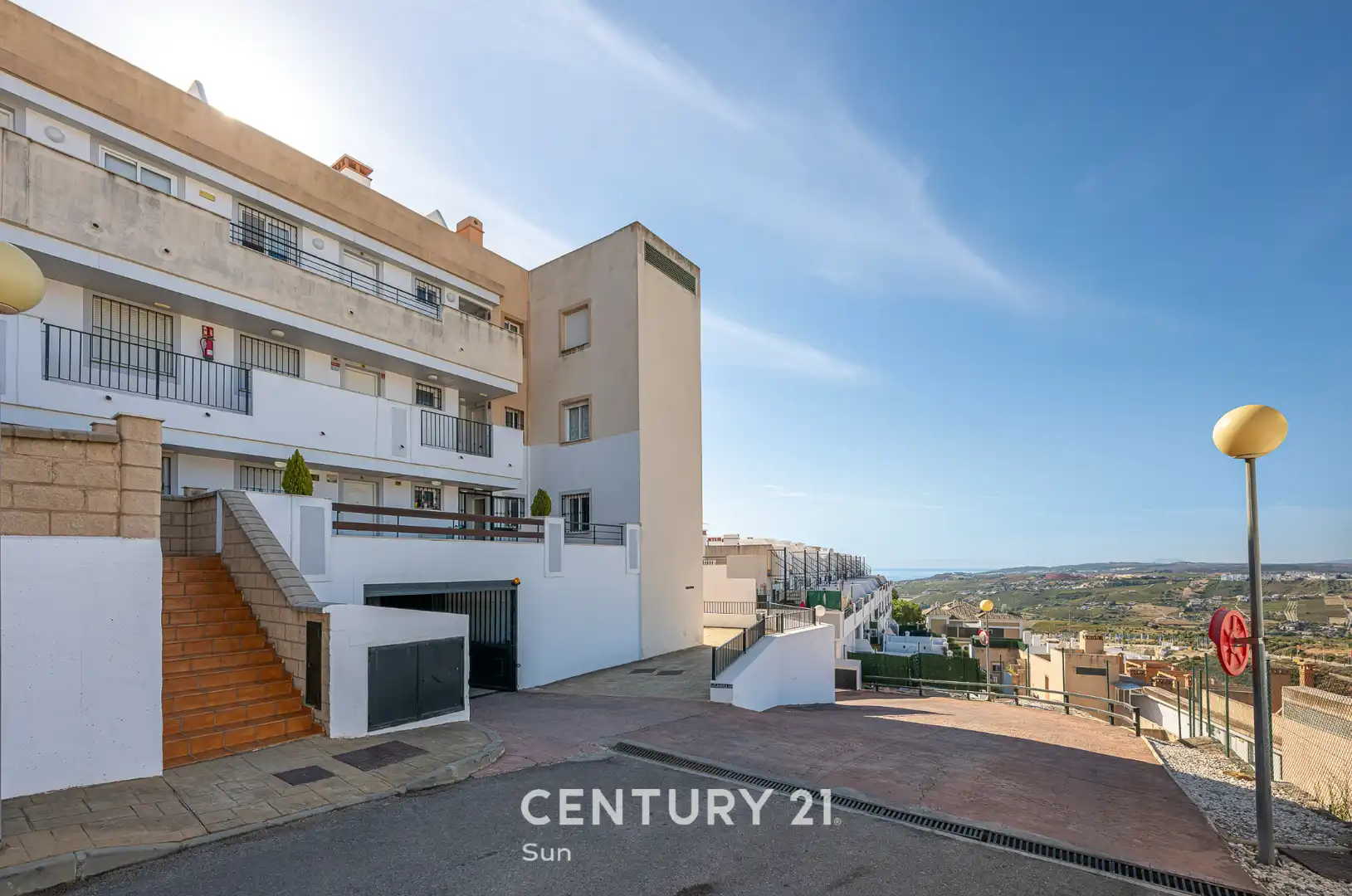 Vista exterior de Pis en venda en Casares amb Jardí privat, Terrassa i Piscina comunitària