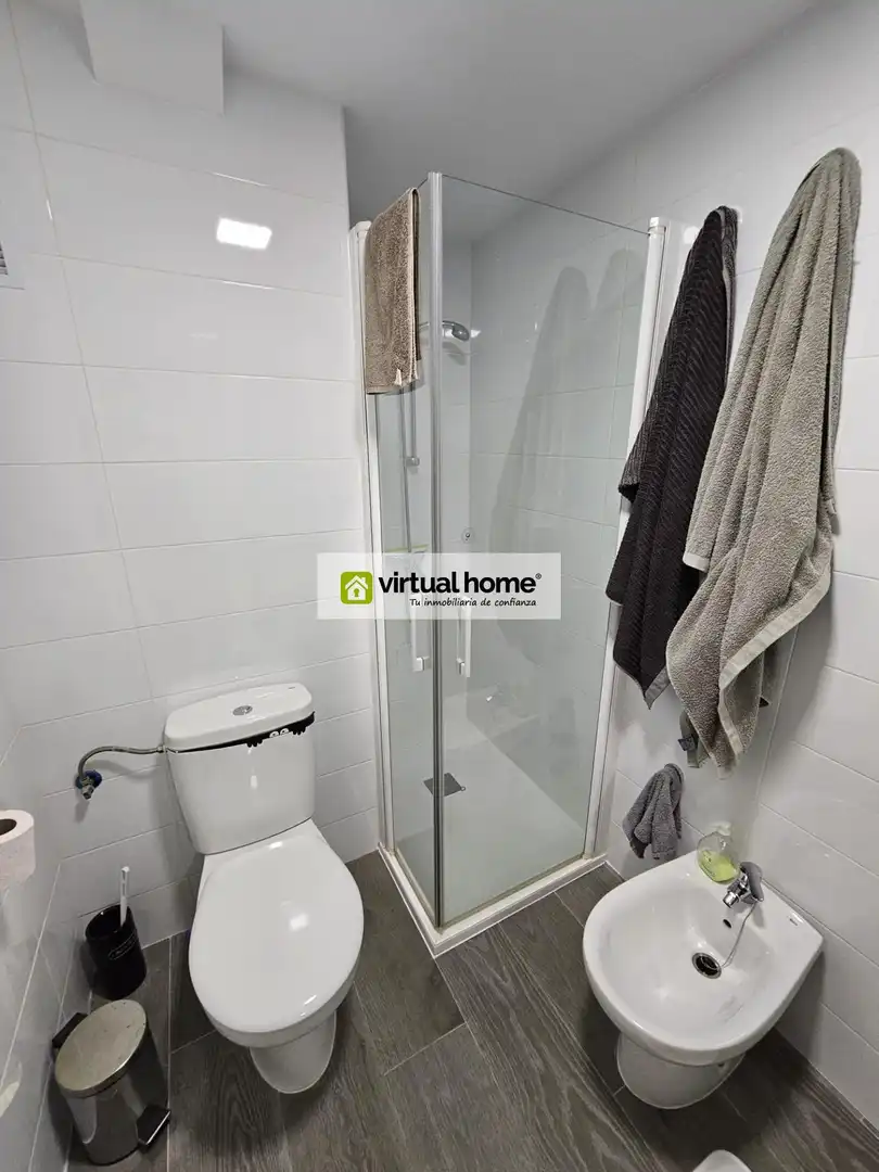 Badezimmer von Wohnung zum Verkauf in Benidorm mit Klimaanlage, Terrasse und Möbliert