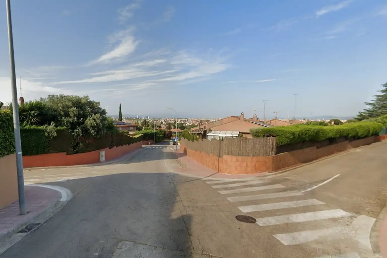 Vista exterior de Casa adosada en venda en Barberà del Vallès amb Aire condicionat, Calefacció i Jardí privat