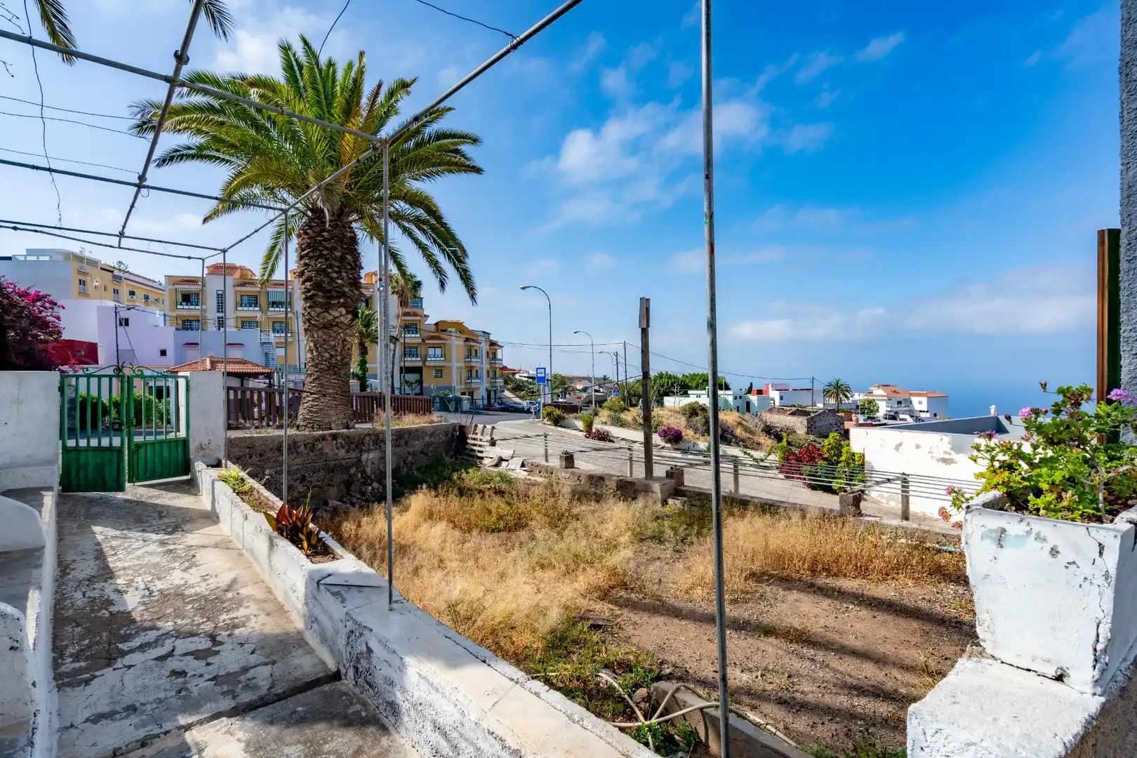 Vista exterior de Casa adosada en venta en Guía de Isora con Jardín privado y Terraza