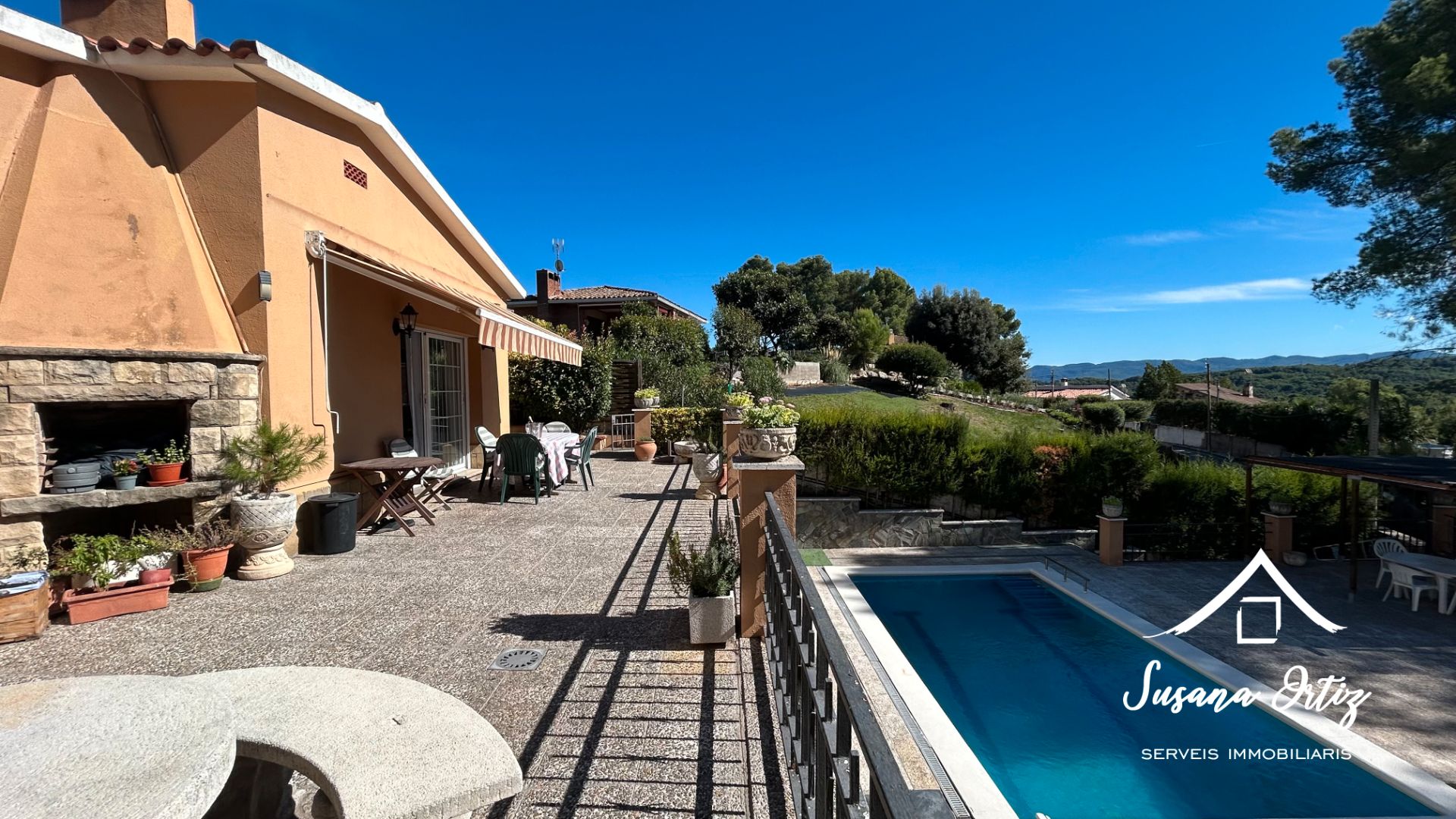Vista exterior de Casa o xalet en venda en Esparreguera amb Calefacció, Jardí privat i Terrassa