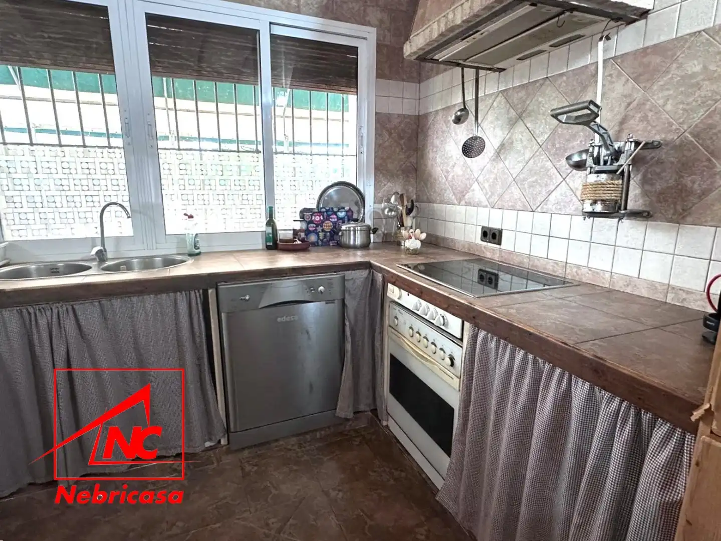 Cuina de Finca rústica en venda en Lebrija amb Aire condicionat, Piscina i Moblat